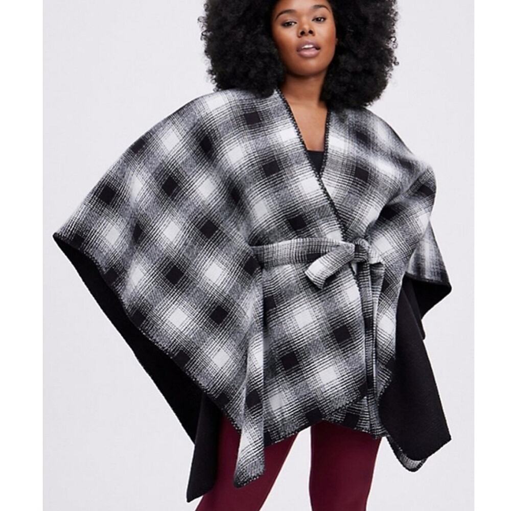 TORRID 0X-6X REVERSIBLE RUANA PONCHO WAIST TIE OVERSIZED COZY PLAID BLACK WHITE